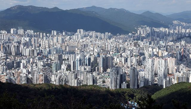 부산 황령산 전망대에서 바라본 부산 연제구와 동래구 일대. 부산일보DB