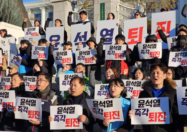 윤석열 대통령의 비상계엄 선포와 관련해 강원지역 시민사회단체가 4일 오전 강원특별자치도청 앞 광장에서 윤석열 정권 퇴진을 촉구하는 집회를 열고 있다. 연합뉴스