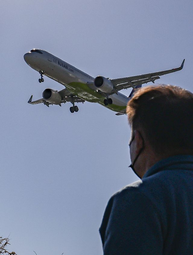 부산의 시민단체가 부산시에 에어부산 주주로서 적극적 역할을 하라고 압박하고 나섰다. 사진은 부산 김해국제공항 활주로로 착륙하는 에어부산 항공기. 부산일보DB