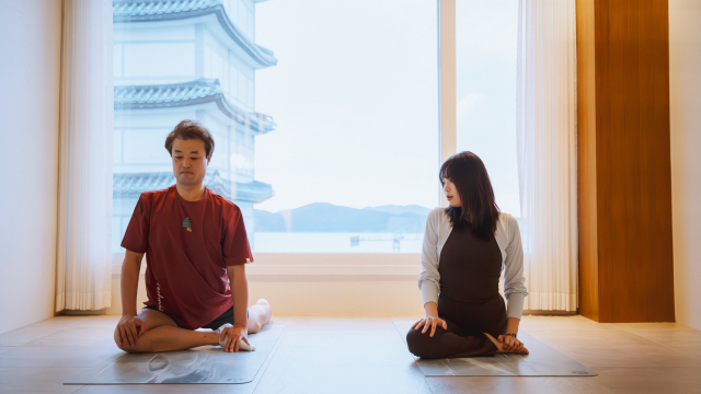 부산 해운대구 중동 달맞이 언덕에 위치한 요가원 ‘숨쉬는 고래’에서 정동문(왼쪽) 대동병원 신경외과 부장이 요가 아사나 중 하나인 비둘기 자세를 취하고 있다.