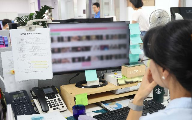 교육부가 실시한 중고등학생 2145명을 대상으로 실시한 학교 딥페이크 불법 영상물 관련 인식 조사에서 중 절반 이상은 학교에서 발생하는 딥페이크 성범죄가 장난 때문에 벌어진 일로 인식하고 있는 것으로 나타났다. . 부산광역시 여성폭력방지종합지원센터 이젠센터 디지털 성범죄 피해자 지원센터 직원이 성범죄물 유포 현황을 살펴보고 있다. 이재찬 기자 chan@