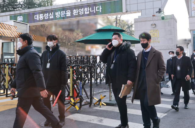 12·3 비상계엄 사태 수사를 위해 대통령실 압수수색에 나선 경찰 관계자들이 11일 서울 용산 대통령실 민원실에서 나오고 있다. 연합뉴스