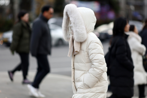 아침 영하권 추위를 보인 3일 서울 세종대로 사거리에서 시민들이 길을 걷고 있다. 연합뉴스