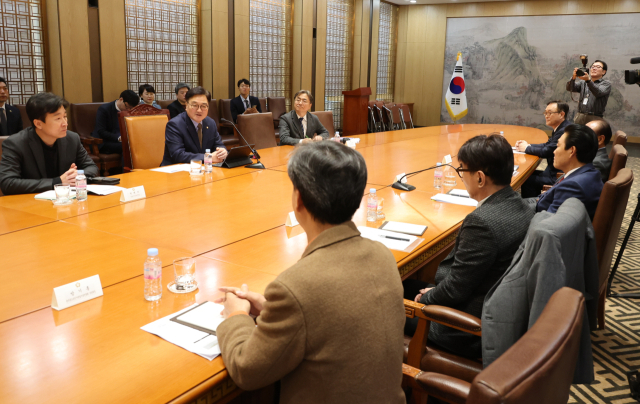 우원식 국회의장이 지난달 20일 서울 여의도 국회에서 민생경제단체 비상간담회를 하고 있다. 이날 간담회에는 송치영 소상공인연합회장, 윤영호 한국관광협회중앙회장, 우원식 의장, 전강식 한국외식업중앙회장, 방기홍 한국중소상인자영업자총연합회 상임회장, 김광부 전국가맹주협의회 공동의장이 참석했다. 연합뉴스