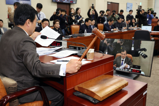 7일 오전 서울 여의도 국회에서 열린 윤석열 정부의 비상계엄 선포를 통한 내란 혐의 진상규명 국정조사특별위원회 회의에서 안규백 위원장이 의사봉을 두드리고 있다. 연합뉴스