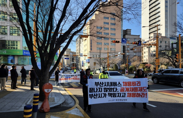 공공운수노조 민주버스본부 부산경남지부는 9일 부산시청 앞에서 시내버스 준공영제의 문제점 개선을 촉구하는 결의대회를 개최했다. 공공운수노조 민주버스본부 부산경남지부 제공