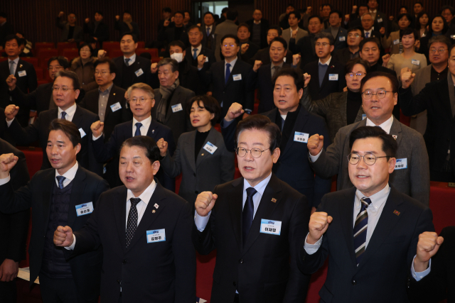 지난 9일 오전 서울 여의도 국회도서관에서 열린 더불어민주당 전국정당추진특별위원회 출범식 및 협력의원단 발대식에서 더불어민주당 이재명 대표, 박찬대 원내대표 등 참석자들이 구호를 외치고 있다. 연합뉴스