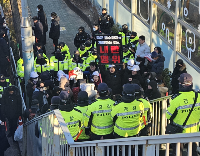 지난 3일 오전 이른바 '백골단' 단원들이 서울 용산구 한남동 윤 대통령 관저 인근에서 체포영장 집행에 반대하는 모습. 연합뉴스