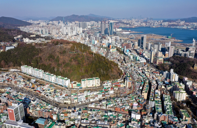 부산 서구에서 중구를 거처 동구까지 이어지는 망양로 산복도로 일대의 원도심 모습. 부산일보DB