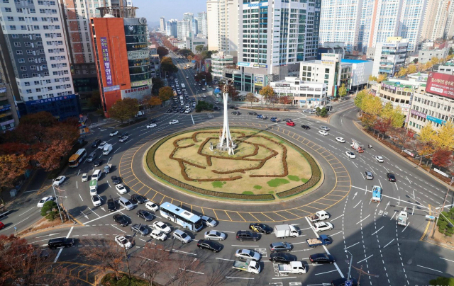 울산 도심 한복판에 위치한 공업탑 전경. 1967년 건립된 이 탑은 산업수도 울산의 성장사를 대변하는 지역의 대표적인 상징물로 꼽힌다. 울산시 제공