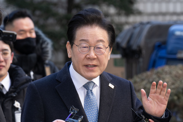 더불어민주당 이재명 대표가 4일 오전 서울 서초구 서울중앙지방법원에서 열린 ‘대장동 배임·성남FC 뇌물’ 1심 속행 공판에 출석하기 위해 법원 청사에 도착한 뒤 지지자들을 향해 손을 들어 인사하고 있다. 연합뉴스