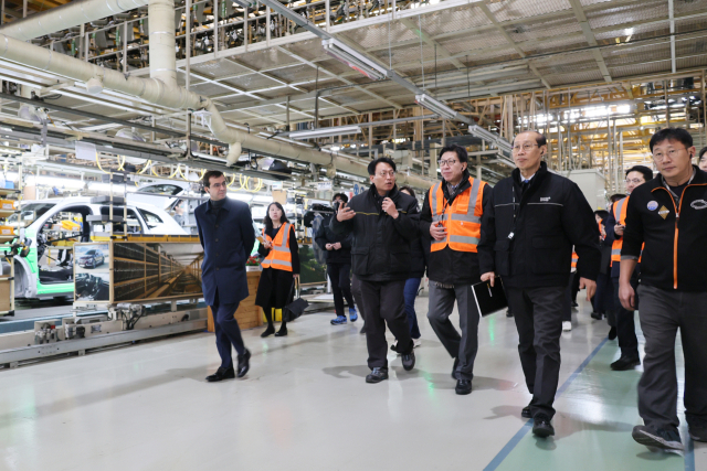 박형준 부산시장이(왼쪽 세 번째)이 부산 강서구 르노코리아 부산 공장 전기차 생산 시설을 둘러보고 있다. 부산시 제공