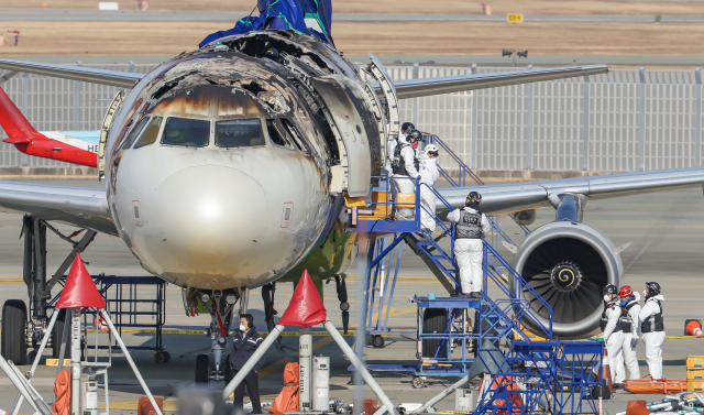 지난 3일 김해국제공항에서 진행된 에어부산 여객기 화재 합동감식 당시 모습. 김종진 기자