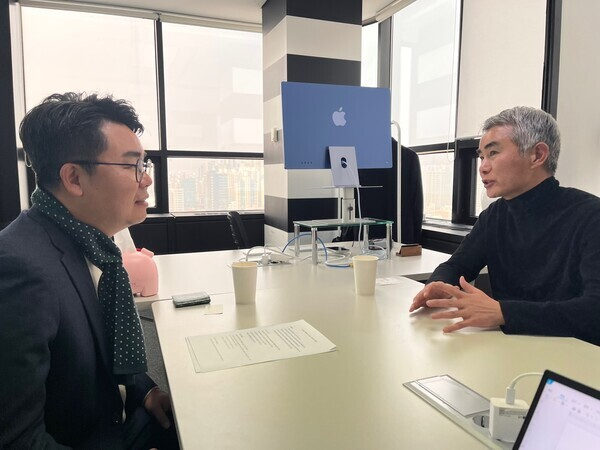 비온미디어 심준식 대표(왼쪽)와 넥써쓰(옛 액션스퀘어) 장현국 대표가 서울시 강남구 넥써쓰 본사에서 인터뷰를 진행 중인 모습. 비온미디어
