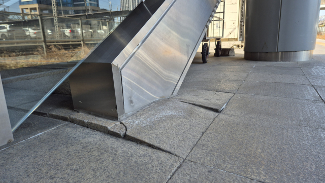 지난달 24일 부산역 승강장에서 바닥 침하 현상이 발생했다. 부산일보DB