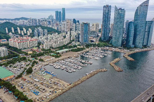오는 5월 수영만 요트경기장 재개발 사업 착공을 앞두고 부산시가 육상 무단계류 선박을 대상으로 다음 달 행정대집행에 들어간다. 지난해 9월 촬영한 수영만 요트경기장 전경. 김종진 기자 kjj1761@