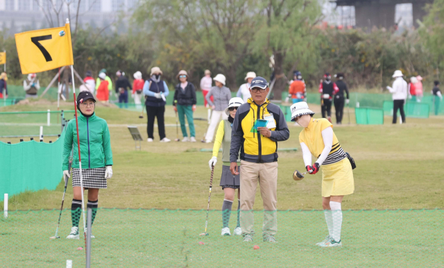 지난해 10월 부산 강서구 대저생태공원에서 열린 제1회 부산일보 파크골프대회 본선 경기. 부산일보DB