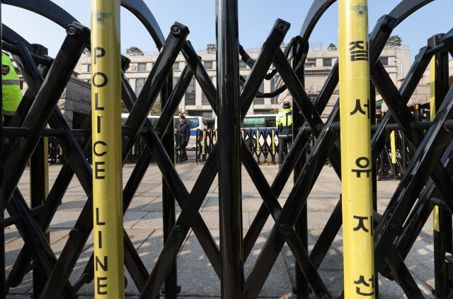 9일 윤석열 대통령에 대한 탄핵심판 선고를 앞둔 서울 종로구 헌법재판소 앞에서 경찰들이 근무를 하고 있다. 경찰은 탄핵 선고 당일 서울 시내에 기동대 192개 부대, 1만2천여명을 동원할 방침이었으나 윤 대통령 석방에 따라 추가 증원이 검토될 것으로 예상된다. 연합뉴스