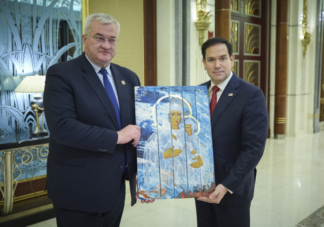 11일(현지 시간) 사우디아라비아 제다에서 열린 미국과 우크라이나 고위급 회담에서 미국과 우크라이나가 러시아-우크라이나 전쟁 30일 임시 휴전에 합의했다. 안드리 시비하 우크라이나 외무부 장관(왼쪽)이 마코 루비오 미국 국무부 장관에게 성화를 선물했다. EPA연합뉴스