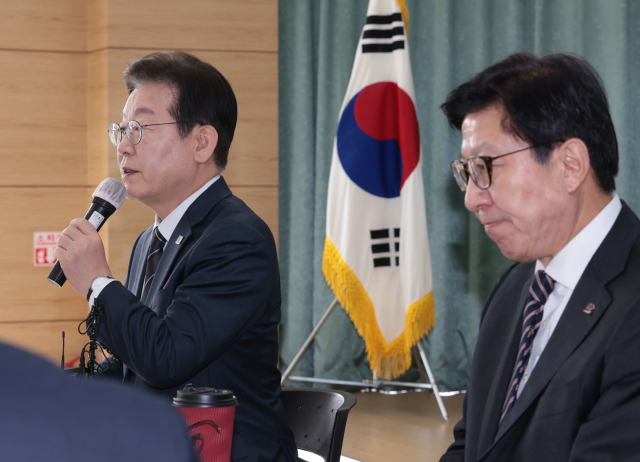 당시 당 대표였던 더불어민주당 이재명 예비후보가 지난달 6일 부산 강서구 부산항만공사 부산신항지사 부산항 홍보관을 방문해 박형준 부산시장을 만나 발언하고 있다. 정대현 기자 jhyun@