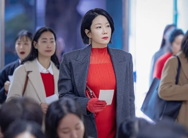 대치동 학원을 돌며 고군분투하는 워킹맘의 일상을 다룬 지니TV 오리지널 드라마 ‘라이딩 인생’ 스틸컷. 지니TV 제공