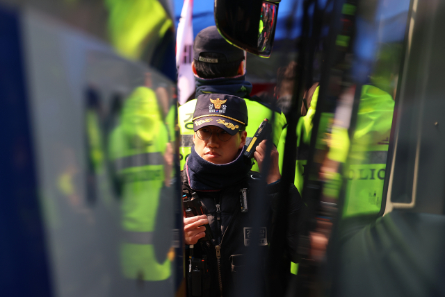 윤석열 대통령 탄핵심판 사건이 헌법재판소에 접수된 지 96일째인 20일 서울 종로구 헌재 주위에 경찰들이 경계를 서고 있다. 연합뉴스