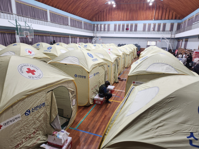 4명의 목숨을 앗아간 ‘산청 산불’로 피난한 주민들이 23일 오전 산청군 단성면 단성중학교 임시대피소에서 휴식을 취하고 있다. 강대한 기자