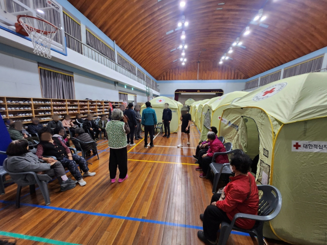 4명의 목숨을 앗아간 ‘산청 산불’로 피난한 주민들이 23일 오전 산청군 단성면 단성중학교 임시대피소에서 휴식을 취하고 있다. 강대한 기자