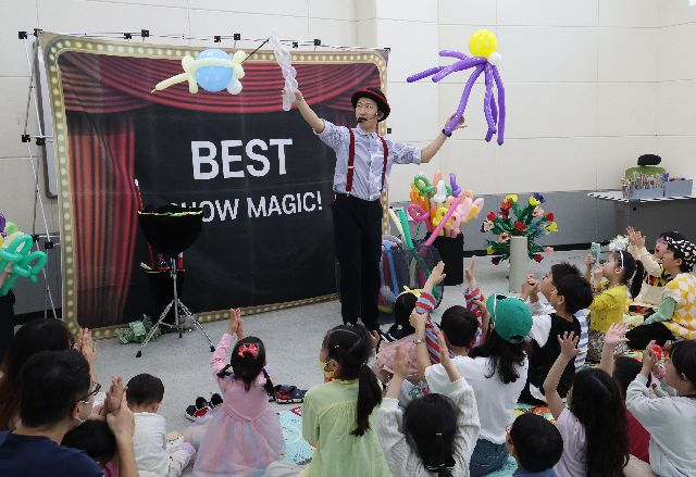 부산 공공도서관 ‘제60회 도서관 주간(4.12~4.18)’을 맞아 14일 부산 동구어린이영어도서관에서 매직벌룬쇼가 열리고 있다. 이번 도서관 주간에는 부산지역 49개 공공도서관에서 작가초청 강연, 체험, 공연 등 다양한 행사가 진행된다. 부산일보DB