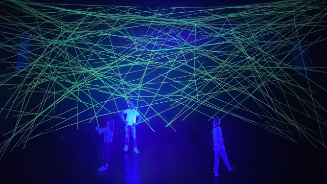 내달 13일까지 부산 사하구 부산현대미술관에서 전시하는 '2024 부산모카 플랫폼_미안해요 데이브 유감이지만 난 그럴 수 없어요' 전시 모습. 사진은 부산현대미술관 지원으로 제작한 예술 감각 혁신 공장의 '하지만 데이브 이 길이 정답이에요'(2024) 스틸 컷. 부산현대미술관 제공