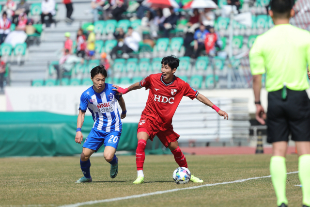 23일 부산 구덕운동장에서 열린 2025 하나은행 코리아컵 2라운드에서 부산 아이파크 김진래와 부산교통공사 정민우가 공을 두고 경합하고 있다. 부산아이파크 제공