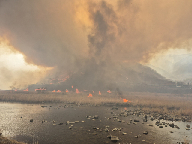 지난 22일 경남 산청군 시천면 덕천강 일대에 산불이 번지고 있다. 김현우 기자