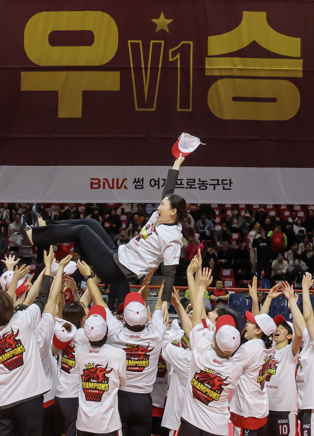 지난 20일 부산 사직체육관에서 열린 하나은행 2024-2025 여자프로농구 챔피언결정 3차전에서 우승을 차지한 BNK 썸 선수들이 박정은 감독을 헹가래하고 있다. 김종진 기자 kjj1761@