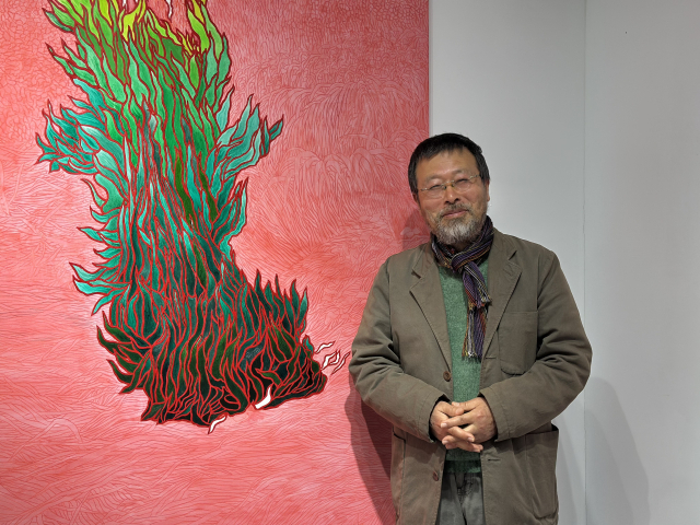 지난 22일 아리안 갤러리에서 만난 정철교 작가. 김은영 기자