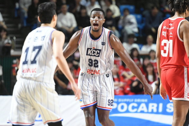 23일 잠실학생체육관에서 열린 SK와의 2024~2025시즌 KCC 프로농구 정규리그 원정 경기에서 더블더블로 맹활약한 KCC의 캐디 라벤이 동료 전준범과 함께 환호하고 있다. KCC 제공