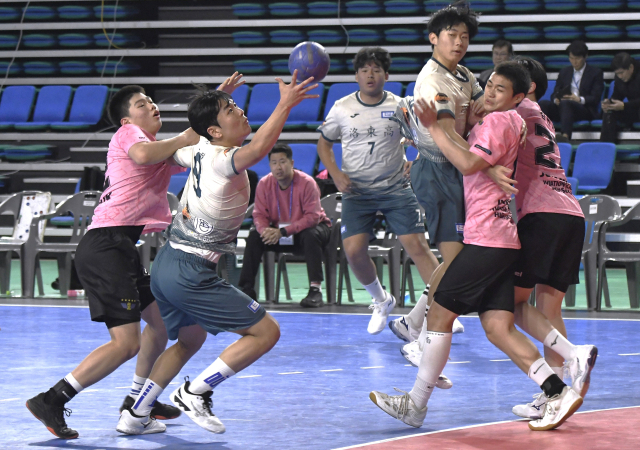 부산 낙동고와 정석항공과학고 선수들이 23일 대한핸드볼협회장배 전국중고핸드볼선수권대회에서 치열한 공 다툼을 벌이고 있다. 대한핸드볼협회 제공