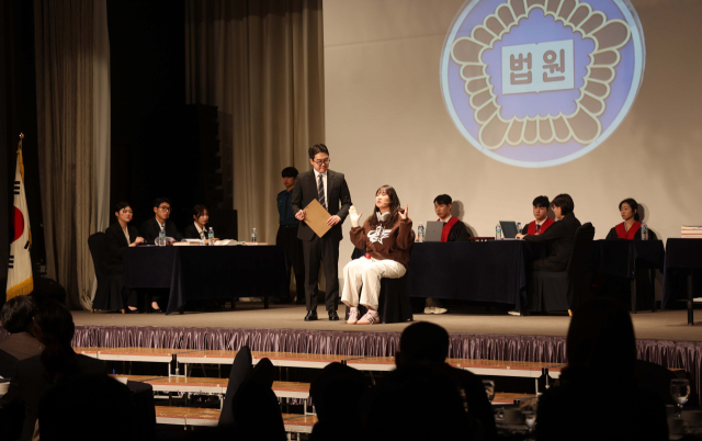 ‘해양 수도’ 부산이 10여 년째 해사법원 유치에 발 벗고 나서고 있지만 인천 등 타 지역에서 눈독을 들이면서 지역 경쟁전 암초에 또다시 직면했다. 사진은 지난해 11월 ‘해사법원 부산 설립을 위한 해사 모의재판’ 모습. 부산일보DB