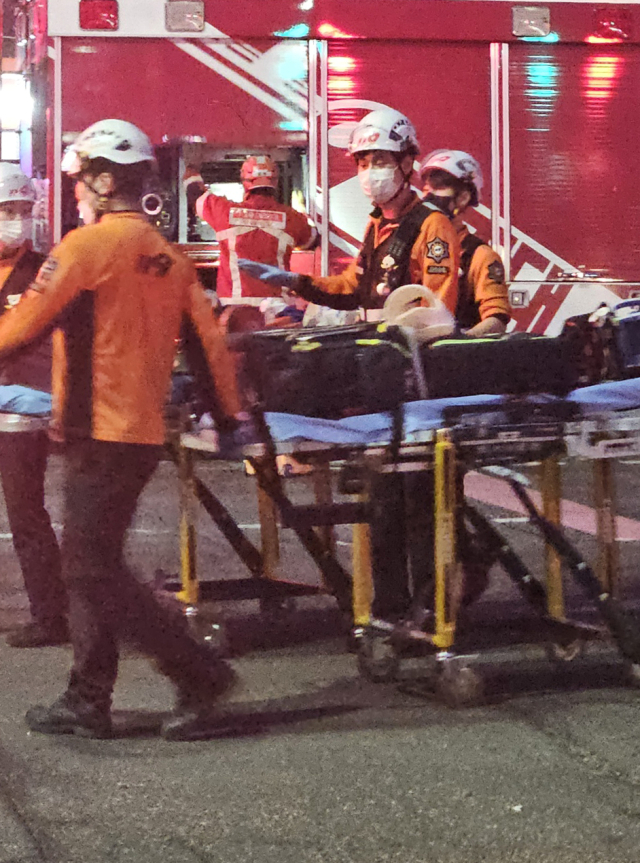 24일 오후 6시 29분께 서울 강동구 대명초등학교 인근 사거리에서 싱크홀(땅 꺼짐) 사고가 발생했다. 소방 당국에 따르면 이 사고로 인해 1명이 다쳤다. 강동구청은 안전안내문자를 통해 