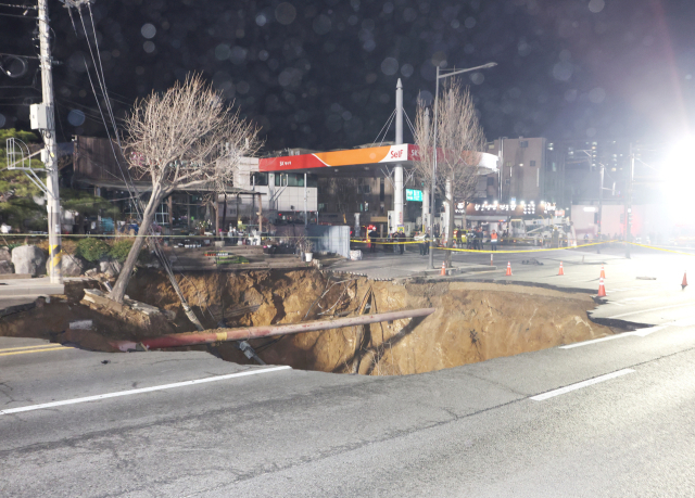 24일 오후 6시 29분께 서울 강동구 대명초등학교 인근 사거리에서 싱크홀(땅 꺼짐) 사고가 발생했다. 소방 당국에 따르면 이 사고로 인해 1명이 다쳤다. 강동구청은 안전안내문자를 통해 