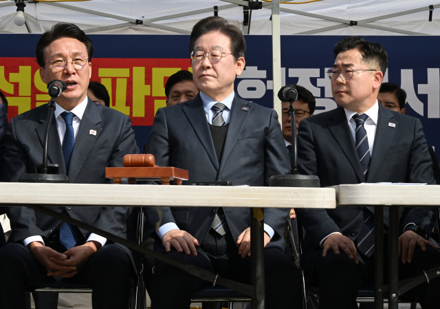 더불어민주당 김민석 최고위원이 24일 서울 종로구 경복궁역 부근 광화문 더불어민주당 천막당사에서 열린 최고위원회의에서 발언하고 있다. 연합뉴스