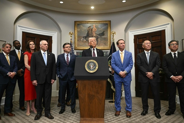트럼프 미국 대통령 24일 워싱턴 DC 백악관 루즈벨트룸에서 정의선 현대 자동차그룹 회장 등과 함께 기자회견을 갖고 있다. 연합뉴스