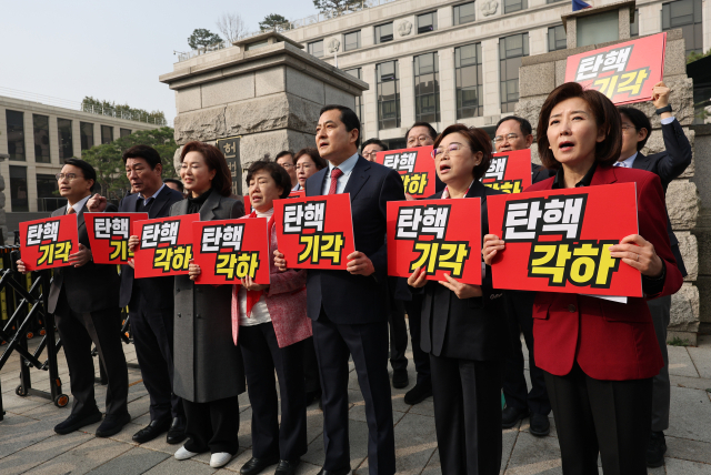 25일 서울 종로구 헌법재판소 앞에서 국민의힘 의원들이 윤석열 대통령 탄핵 각하를 촉구하고 있다. 연합뉴스