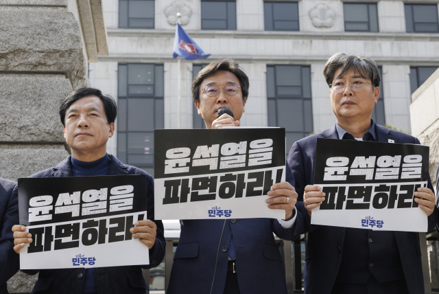 국회 윤석열 대통령 탄핵 소추 단원인 더불어민주당 이용우 의원(가운데)이 24일 서울 종로구 헌법재판소 정문 앞에서 헌재의 윤 대통령 탄핵 심판 선고 기일 신속 지정을 촉구하는 기자회견에 참석해 회견문을 낭독하고 있다. 연합뉴스