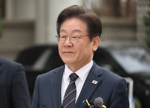 더불어민주당 이재명 대표가 25일 서울 서초구 서울중앙지법에서 열린 ‘대장동·위례·백현동·성남FC 사건’ 1심 공판에 출석하고 있다. 이 대표는 26일 향후 정치적 명운을 가를 공직선거법 위반 사건의 항소심 판결을 앞두고 있다. 연합뉴스