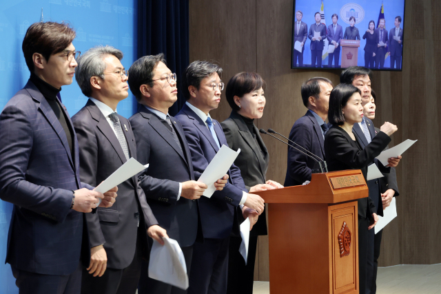 더불어민주당 전현희 의원 등 사법정의실현 및 검찰독재대책위원회 소속 의원들이 25일 서울 여의도 국회 소통관에서 이재명 대표의 공직선거법 위반 혐의 2심 선고를 앞두고 무죄를 주장하는 기자회견을 하고 있다. 연합뉴스