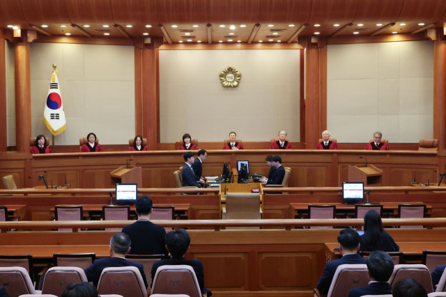 한덕수 국무총리의 탄핵심판 선고 날인 24일 서울 종로구 헌법재판소 심판정에 문형배 헌법재판소장 권한대행을 비롯한 재판관들이 착석해 있다. 헌재는 이날 한 총리에 대한 국회의 탄핵소추를 기각했다. 연합뉴스