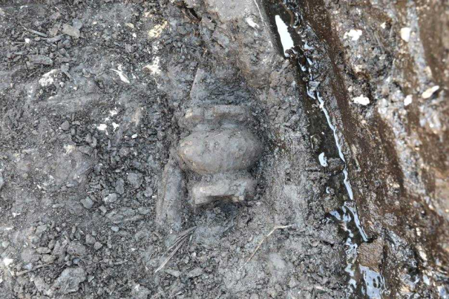 김해 봉황동 유적 출토 항아리 모양 목제품 출토 모습. 국립가야문화유산연구소 제공