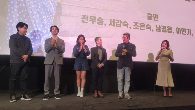 지난 19일 부산 영화의전당에서 열린 '부전시장' 시사회에서 감독과 배우들이 관객과 대화를 나누고 있다. 왼쪽부터 김시우 감독, 김홍표, 조은숙, 서갑숙, 남경읍 배우. 강성할 기자 shgang@