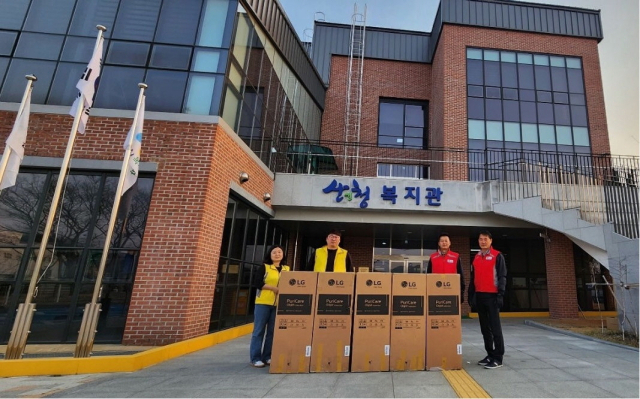 LG전자 설치기사들이 산불 피해지역 이재민 대피소로 활용되는 경남 산청군 산엔청복지관을 찾아 공기청정기를 전달하고 있다.LG 제공