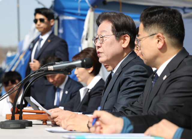 더불어민주당 이재명 대표가 26일 서울 종로구 광화문 천막당사에서 열린 최고위원회의에서 모두발언을 하고 있다. 연합뉴스